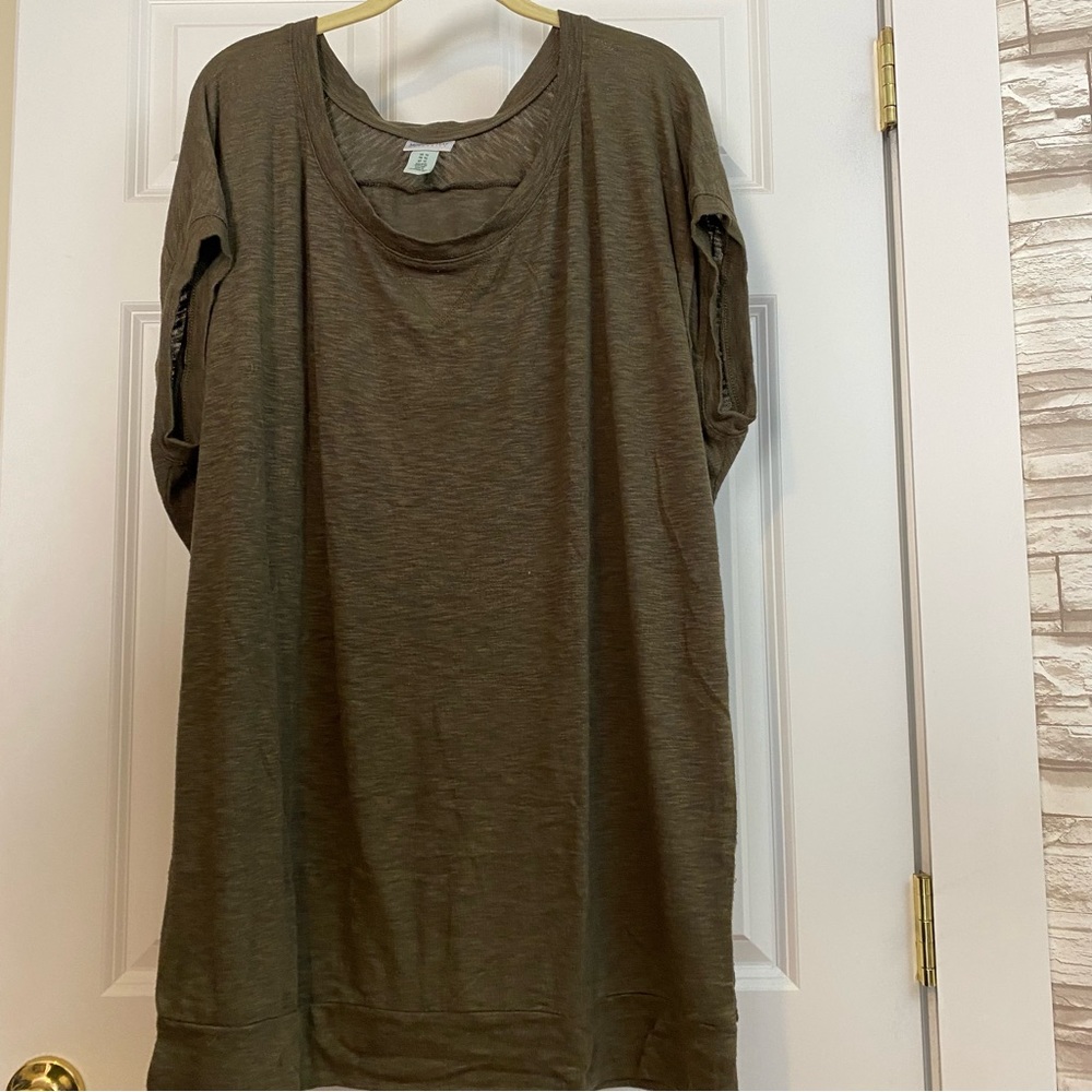 Motherhood Maternity 1x tee green
